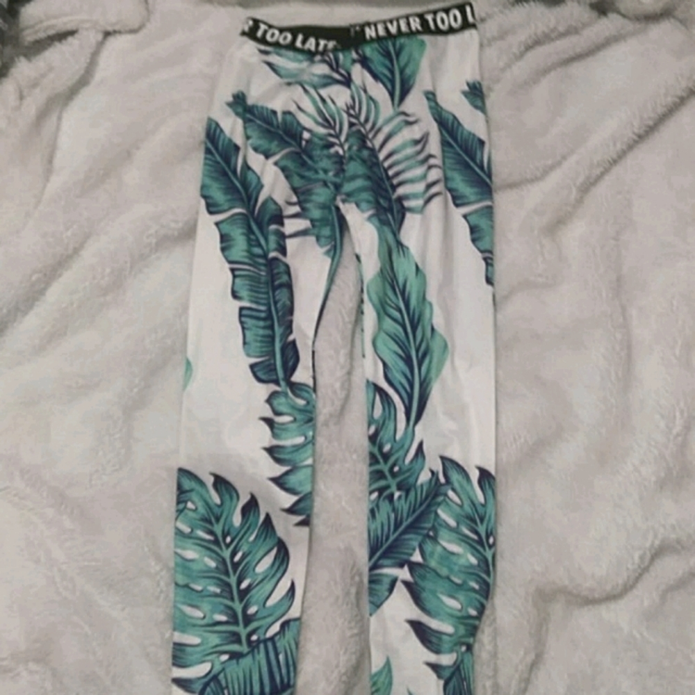 Active wear leggings with leaf design